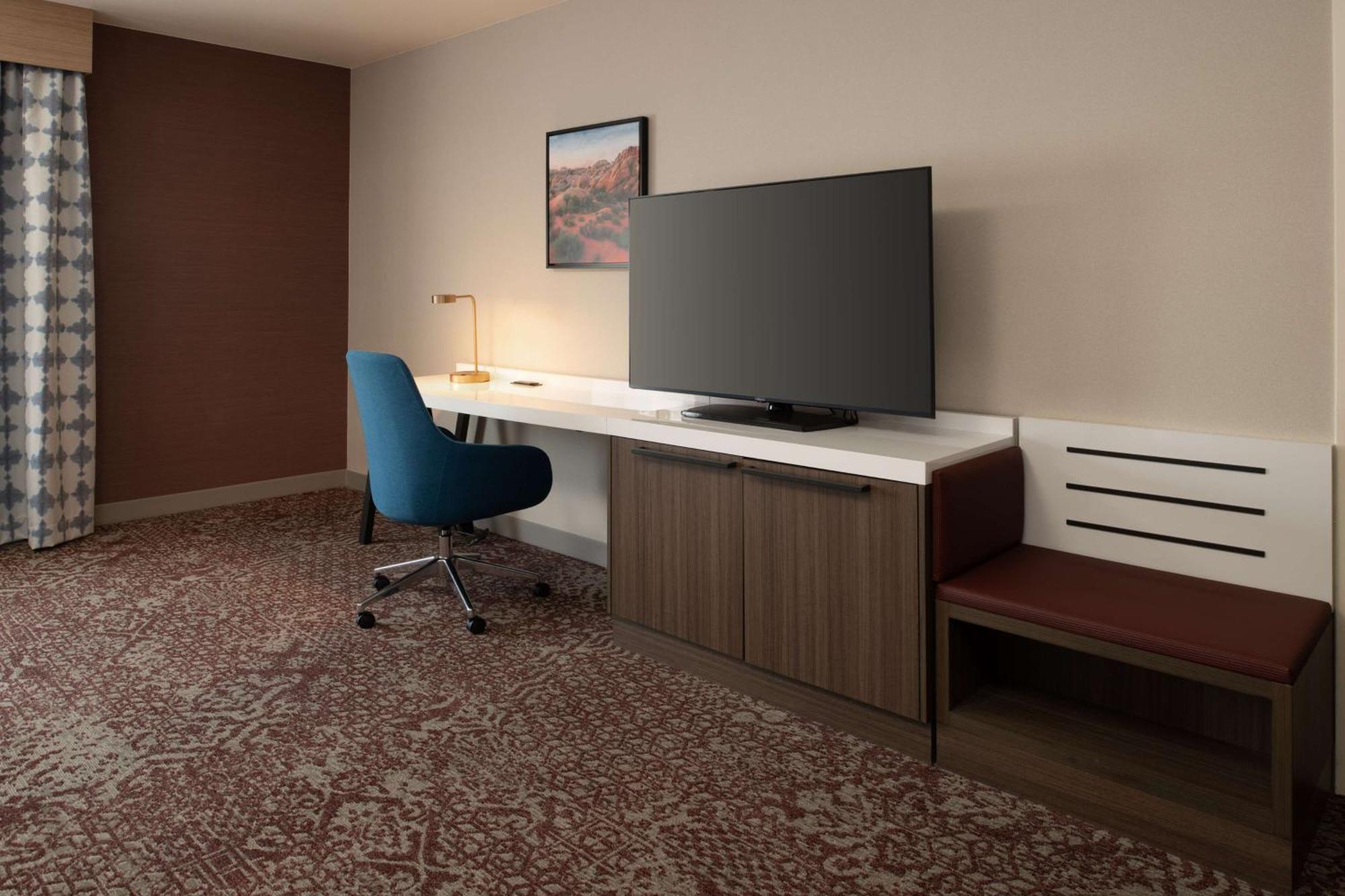 Hilton Garden Inn Fontana Ngoại thất bức ảnh