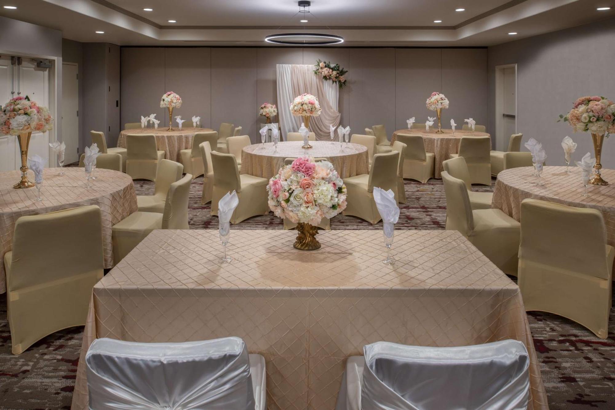 Hilton Garden Inn Fontana Ngoại thất bức ảnh